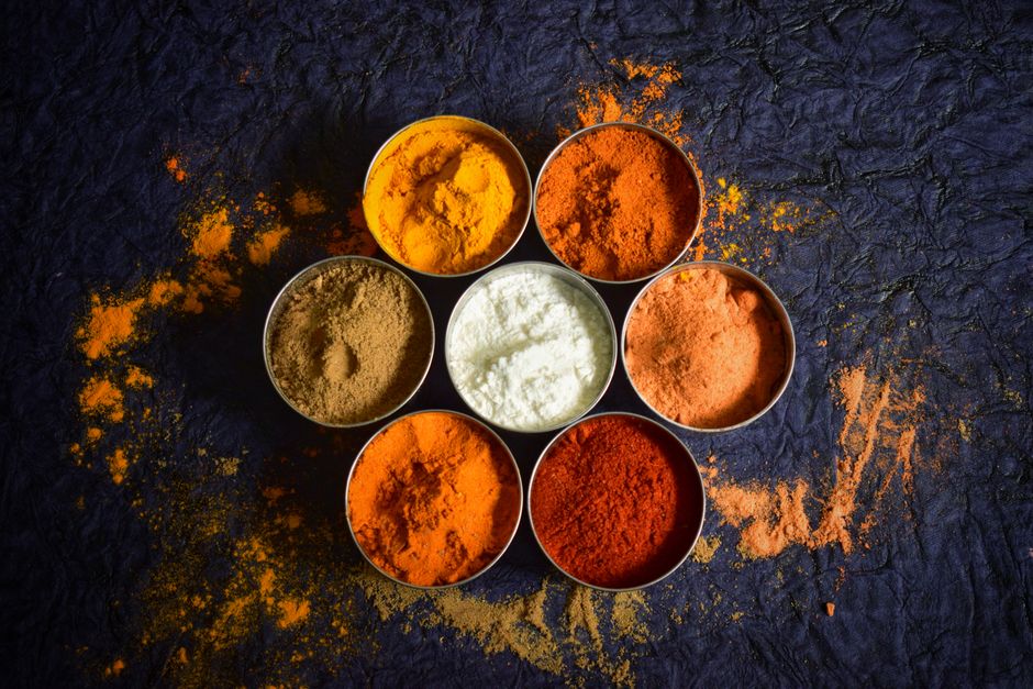 Mnoho farebných korenín, paprika a bylinky na dreve